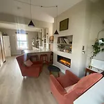 Вилла Beautiful Riverside Home, Stroll To Town, Sleeps 10, Dog Welcome *