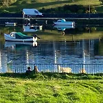 别墅 Beautiful Riverside Home, Stroll To Town, Sleeps 10, Dog Welcome