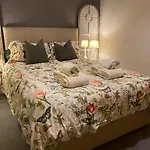 Villa On The River, Stroll To Town, Sleeps 10, Dog Welcome Newport (Mayo)
