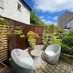 Beautiful Riverside Home, Stroll To Town, Sleeps 10, Dog Welcome
