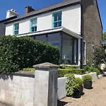Beautiful Riverside Home, Stroll To Town, Sleeps 10, Dog Welcome