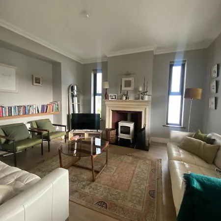 Beautiful Riverside Home, Stroll To Town, Sleeps 10, Dog Welcome Вилла