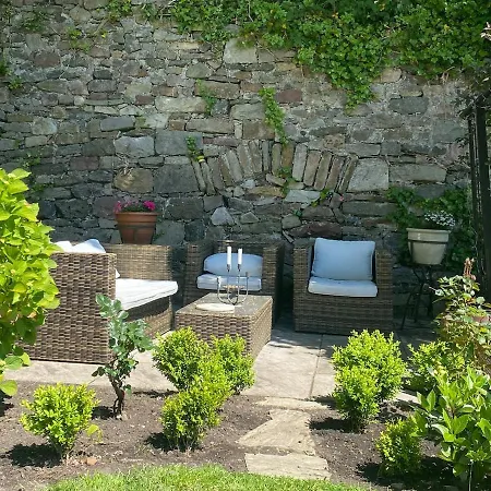 Beautiful Riverside Home, Stroll To Town, Sleeps 10, Dog Welcome