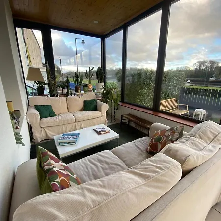 Beautiful Riverside Home, Stroll To Town, Sleeps 10, Dog Welcome