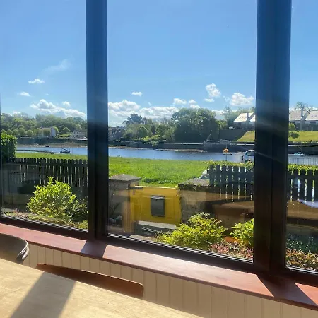 Beautiful Riverside Home, Stroll To Town, Sleeps 10, Dog Welcome Villa