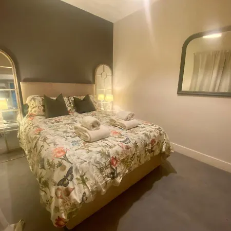 Villa Beautiful Riverside Home, Stroll To Town, Sleeps 10, Dog Welcome Newport (Mayo)