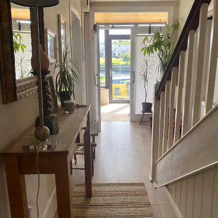 Beautiful Riverside Home, Stroll To Town, Sleeps 10, Dog Welcome
