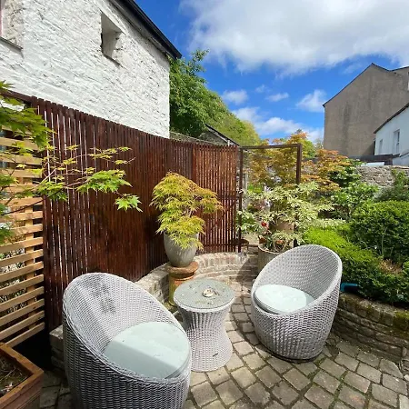 Beautiful Riverside Home, Stroll To Town, Sleeps 10, Dog Welcome
