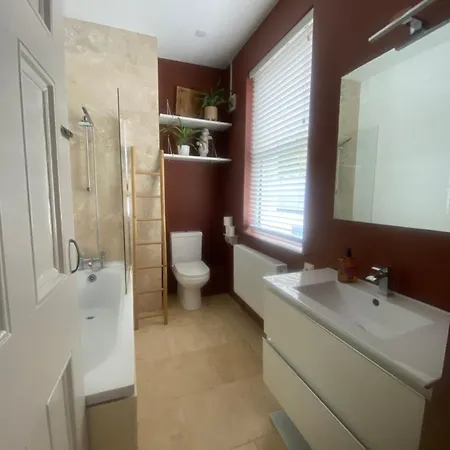 Beautiful Riverside Home, Stroll To Town, Sleeps 10, Dog Welcome
