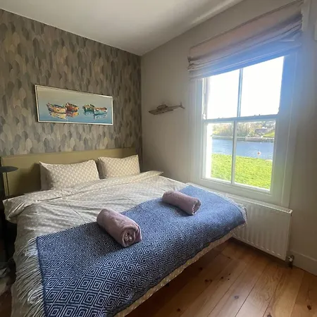 Beautiful Riverside Home, Stroll To Town, Sleeps 10, Dog Welcome Villa *