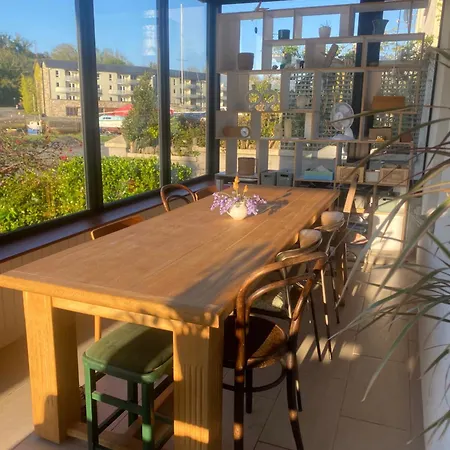 Villa Beautiful Riverside Home, Stroll To Town, Sleeps 10, Dog Welcome