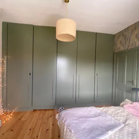 Beautiful Riverside Home, Stroll To Town, Sleeps 10, Dog Welcome